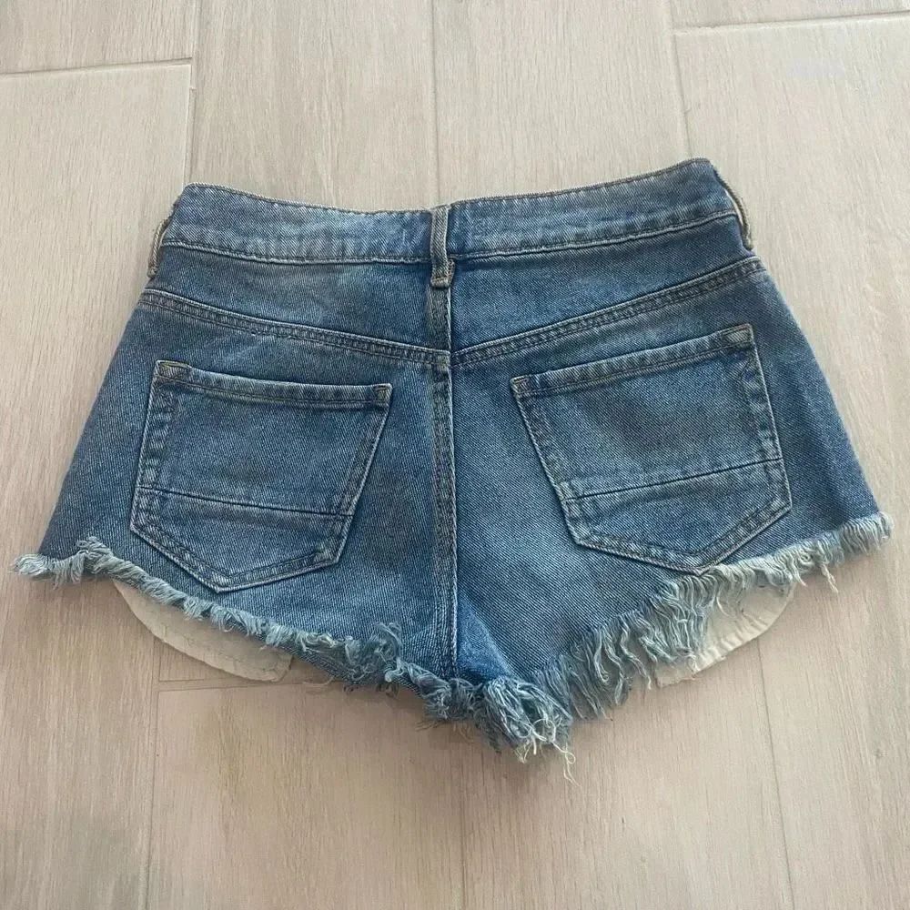 Kendall and Kylie Jean Shorts with Lace Pockets - Picture 2 of 7